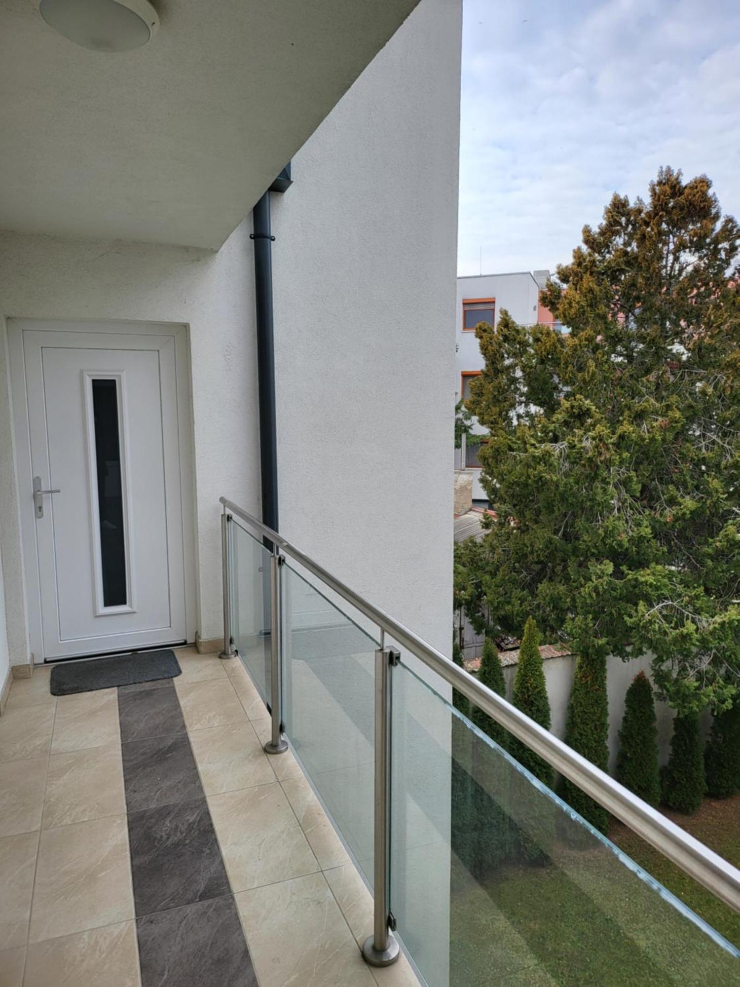 Triangol Apartman: Fuerdo, Belvaros, Egyetem Ráb Exteriér fotografie
